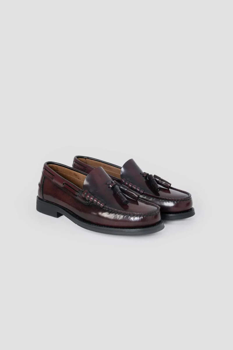 Mocasín con borlas burdeos