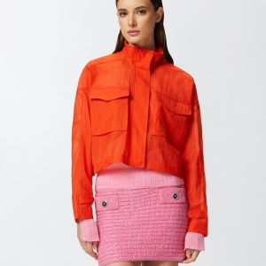 Chaqueta corta en tejido técnico con efecto organza.