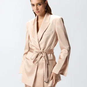 Chaqueta de satén con cinturón