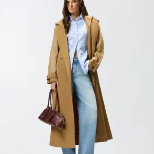 Gabardina con aplicaciones transparentes