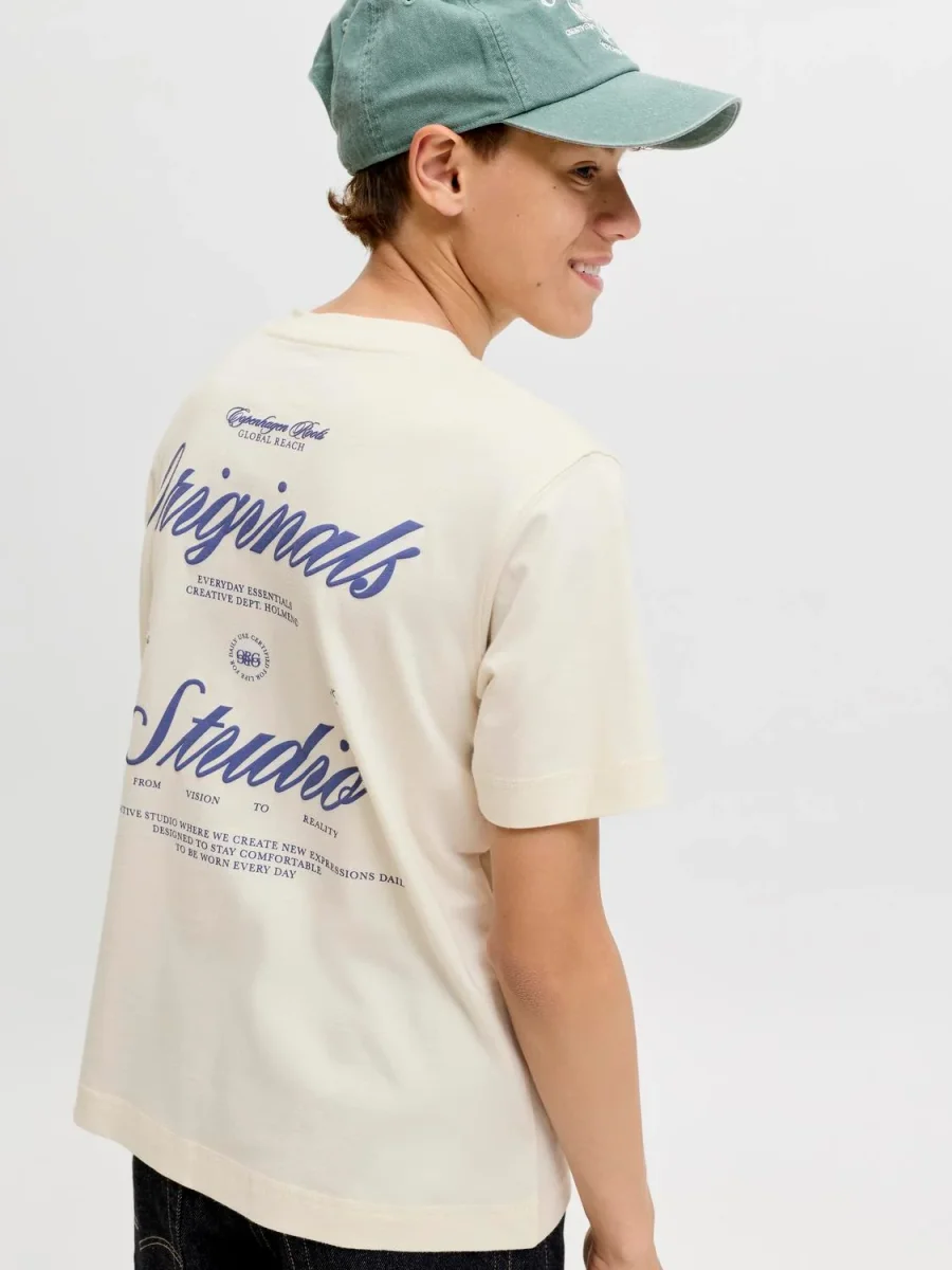 CAMISETA RELAXED BORDADA NORREBRO JNR - Antique White Print:AW 26 - Imagen 4