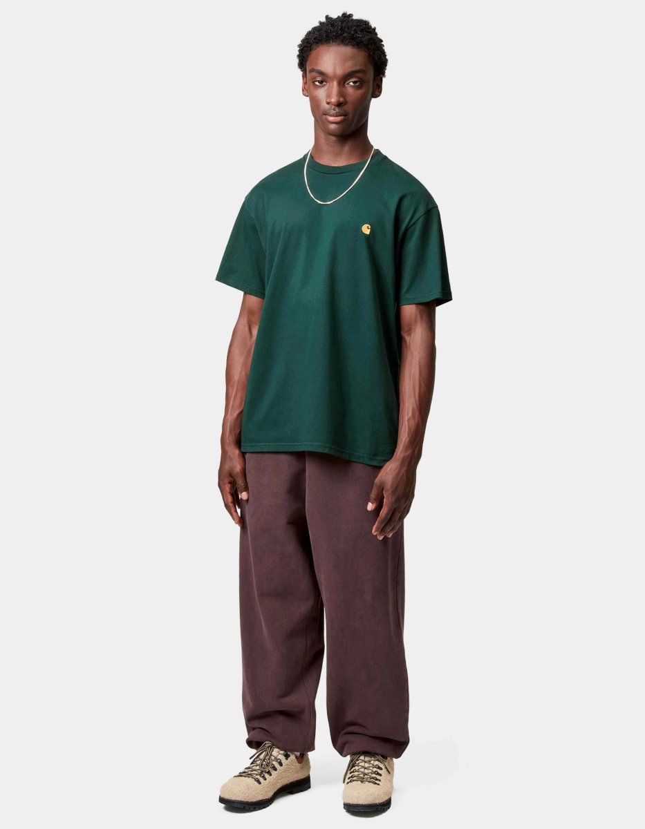 Camiseta CARHARTT WIP CHASE - Dark Fir / Gold - Imagen 4