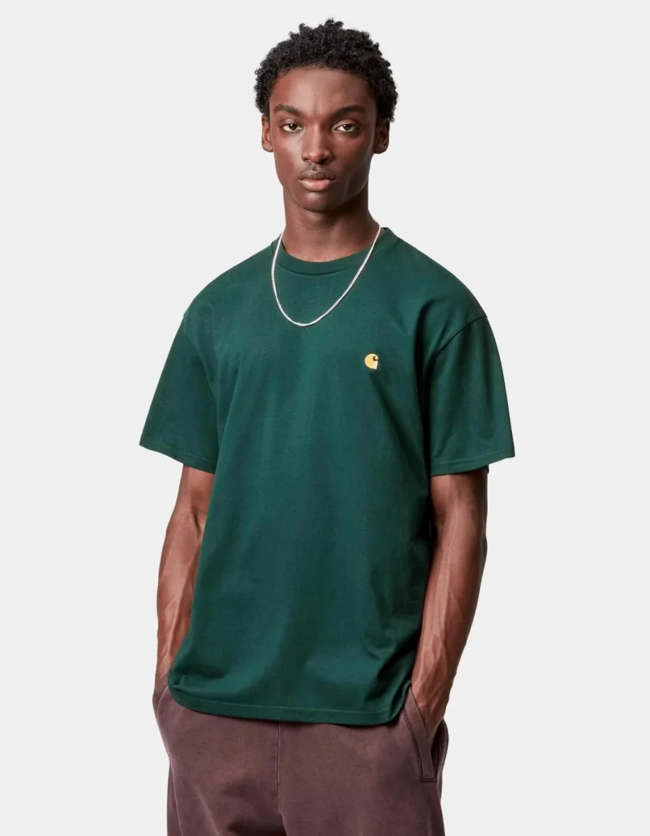 Camiseta CARHARTT WIP CHASE - Dark Fir / Gold - Imagen 2