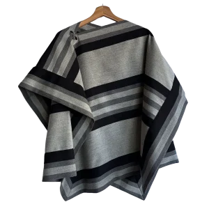 Manta Tradicional de Lana Gris con Franjas Negras