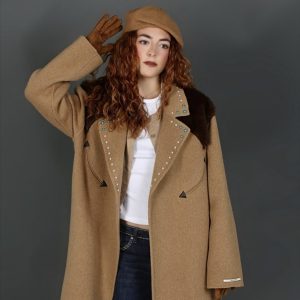 Abrigo camel con aplicaciones de pelo