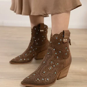Botines de ante troquelado con piedras turquesas