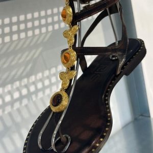 Sandalia griega de piel con adornos dorados