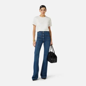Pantalón denim acampanado con detalles logotipo