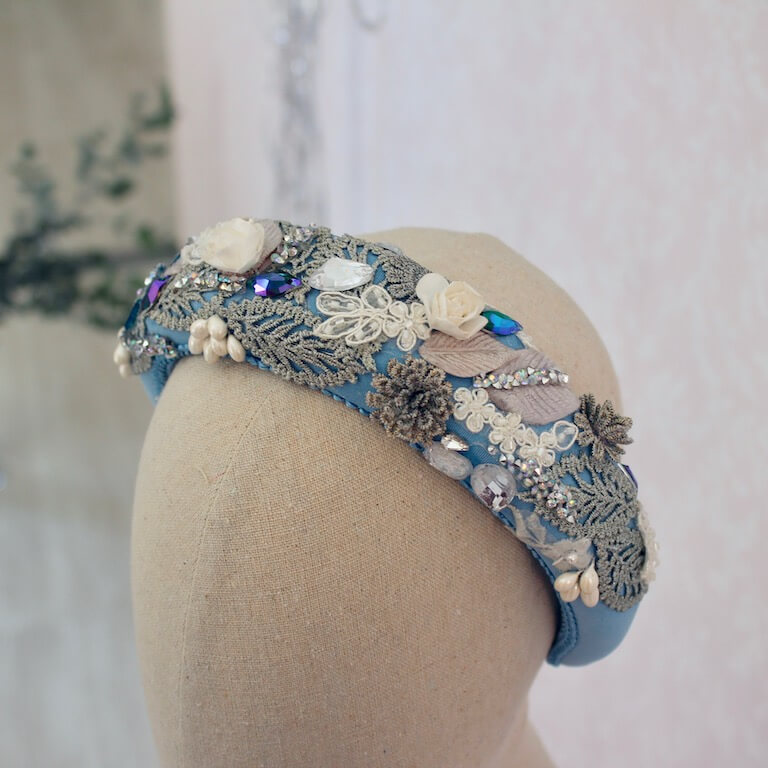 Diadema azul con pedrería y flores - Imagen 3