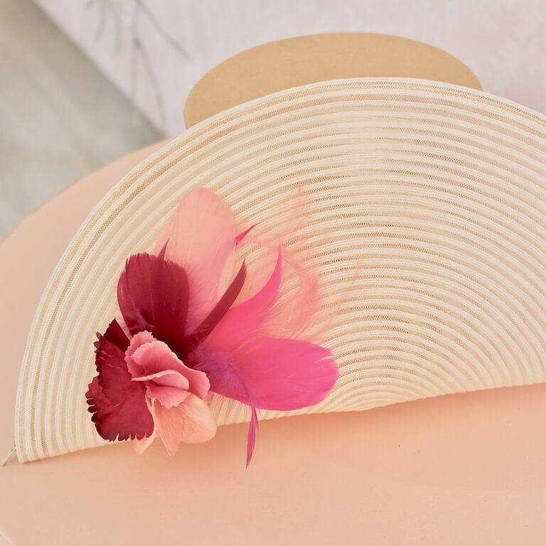 Bolso crema con flores y plumas fucsia