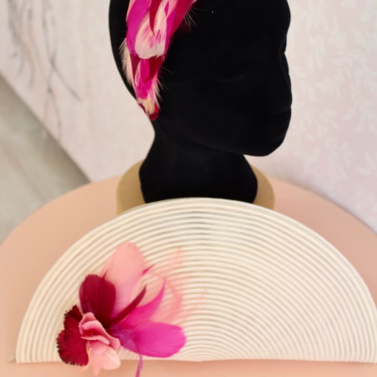 Bolso crema con flores y plumas fucsia - Imagen 3