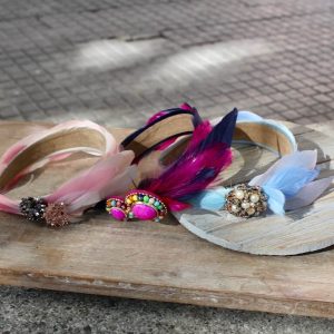 Diadema de plumas con broche