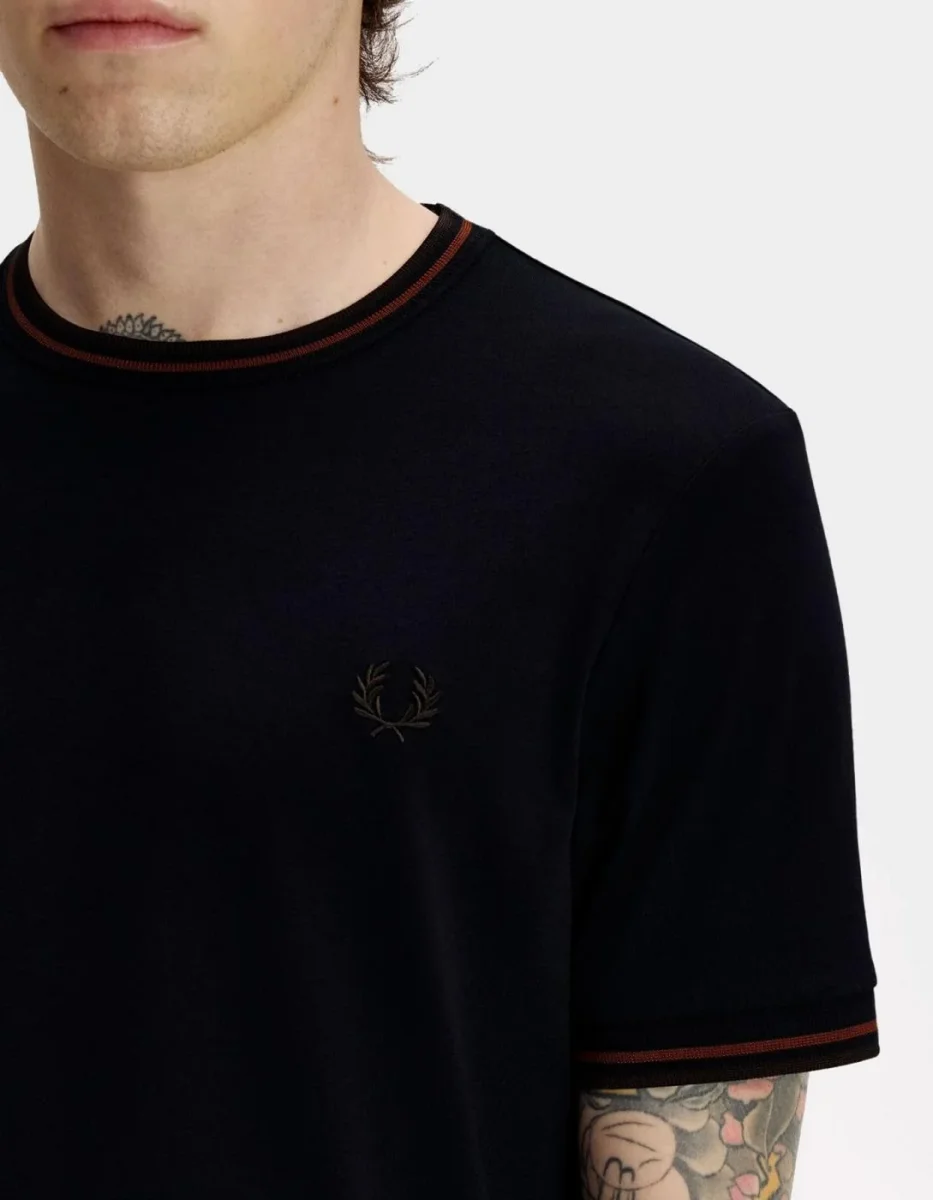 Camiseta FRED PERRY M1588 - Navy/Brandy/Rich Brown - Imagen 4