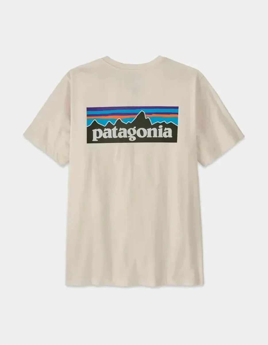 Camiseta PATAGONIA P-6 LOGO - Undyed Natural - Imagen 3
