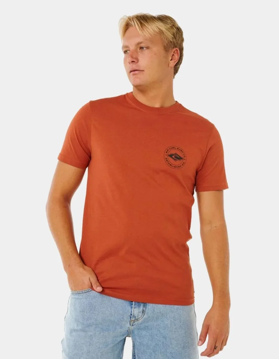 Camiseta RIP CURL STAPLE - Baked Clay - Imagen 4