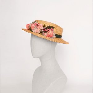 Canotier de paja y flores suaves