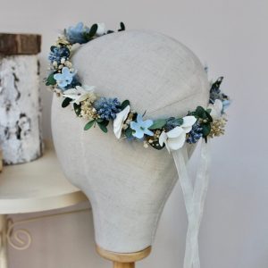 Corona de flores azules