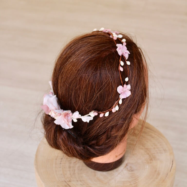 Corona trenzada con flores blancas y rosas - Imagen 7