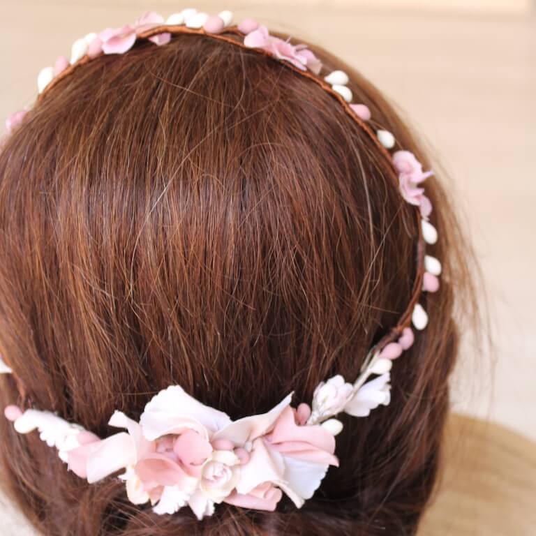 Corona trenzada con flores blancas y rosas - Imagen 5