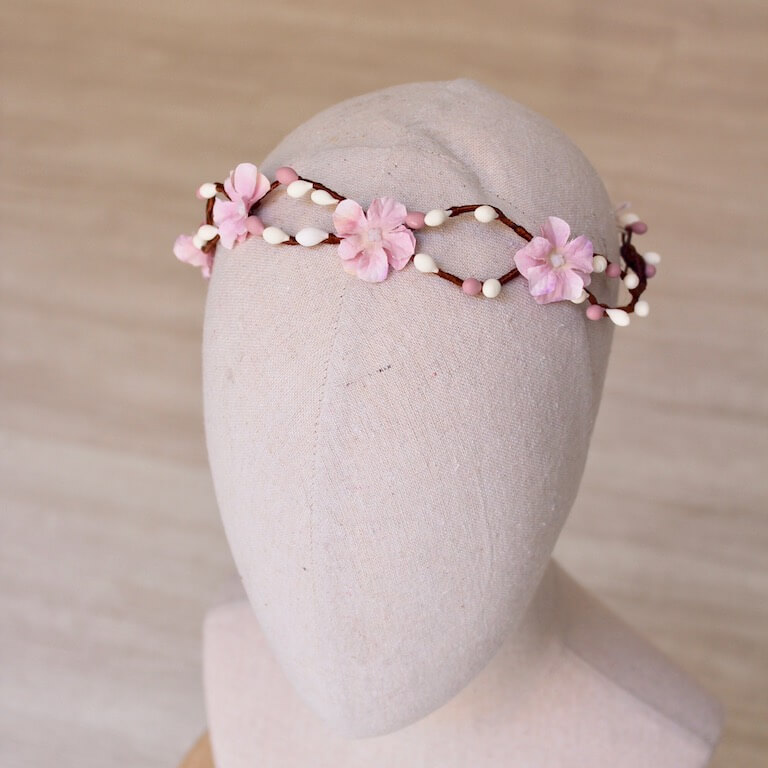 Corona trenzada con flores blancas y rosas - Imagen 6