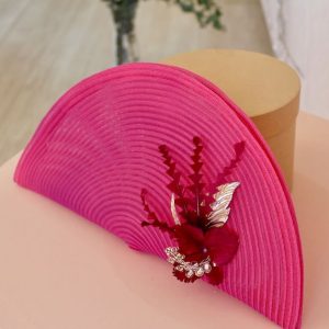 Bolso fucsia con plumas burdeos