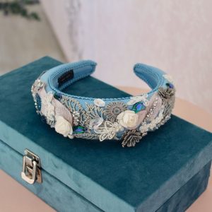 Diadema azul con pedrería y flores