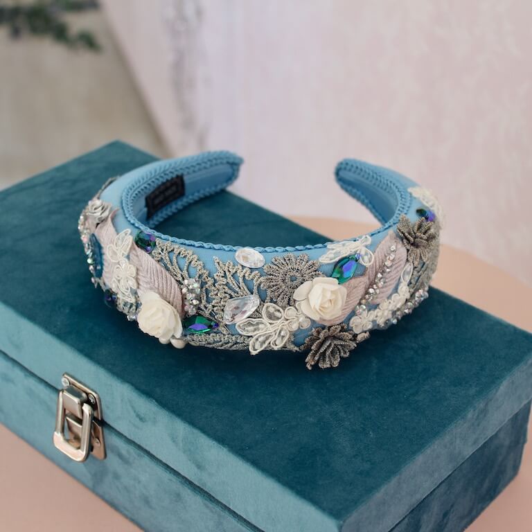 Diadema azul con pedrería y flores