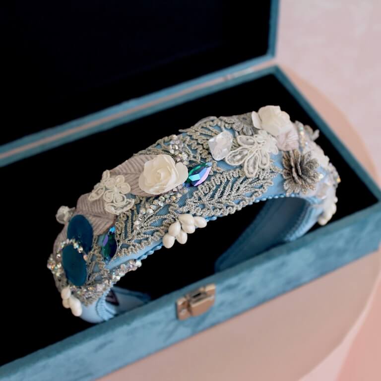 Diadema azul con pedrería y flores - Imagen 4