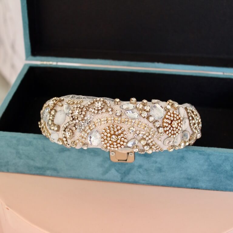 Diadema de novia blanca de pedrería - Imagen 4