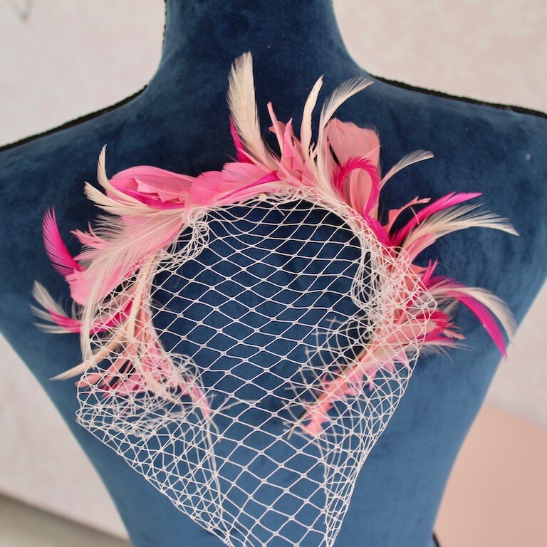 Diadema de plumas rosadas - Imagen 3