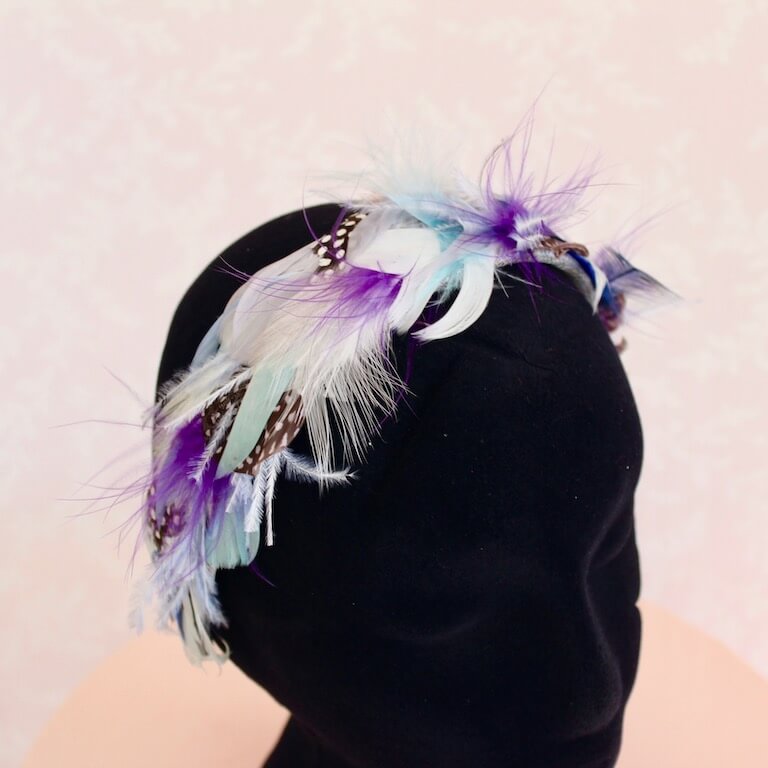 Diadema plana de plumas Egeo - Imagen 3