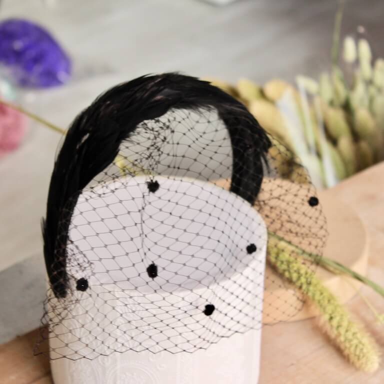 Diadema de plumas con redecilla - Imagen 3