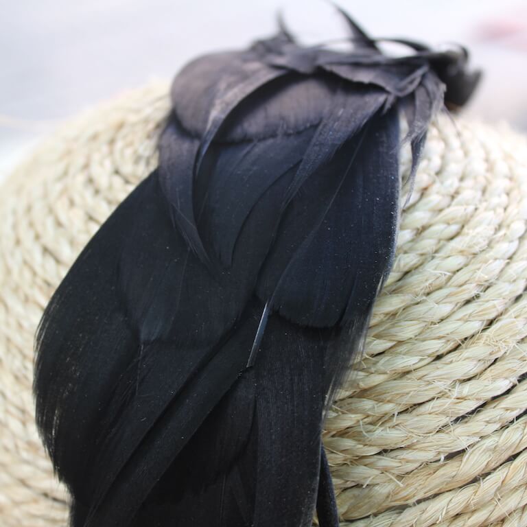 Diadema de plumas negras - Imagen 5