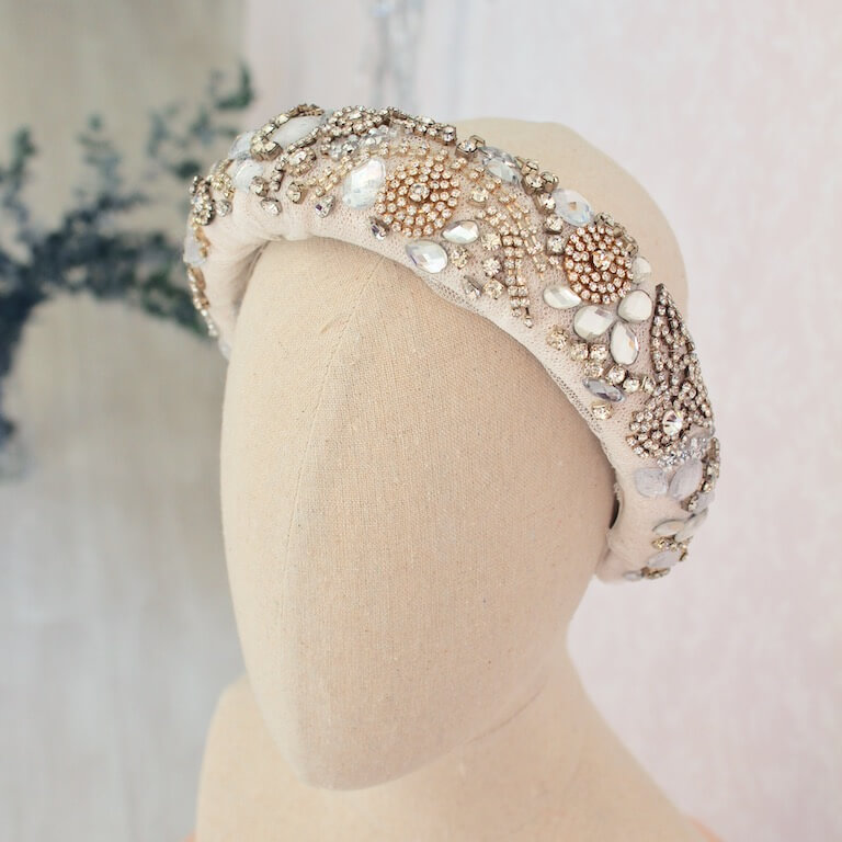 Diadema de novia blanca de pedrería - Imagen 3