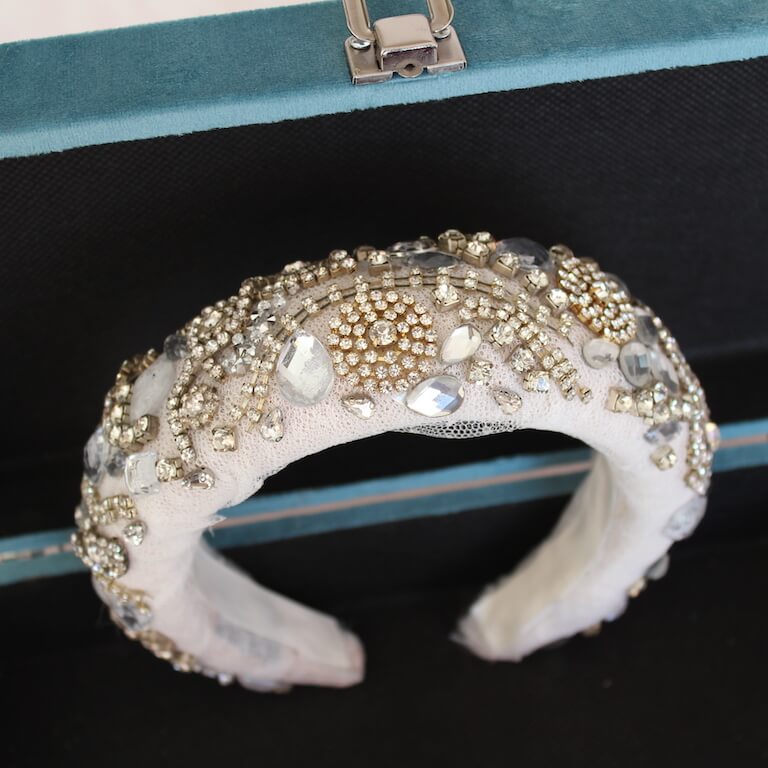 Diadema de novia blanca de pedrería
