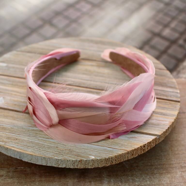 Diadema de plumas en tonos pastel - Imagen 3