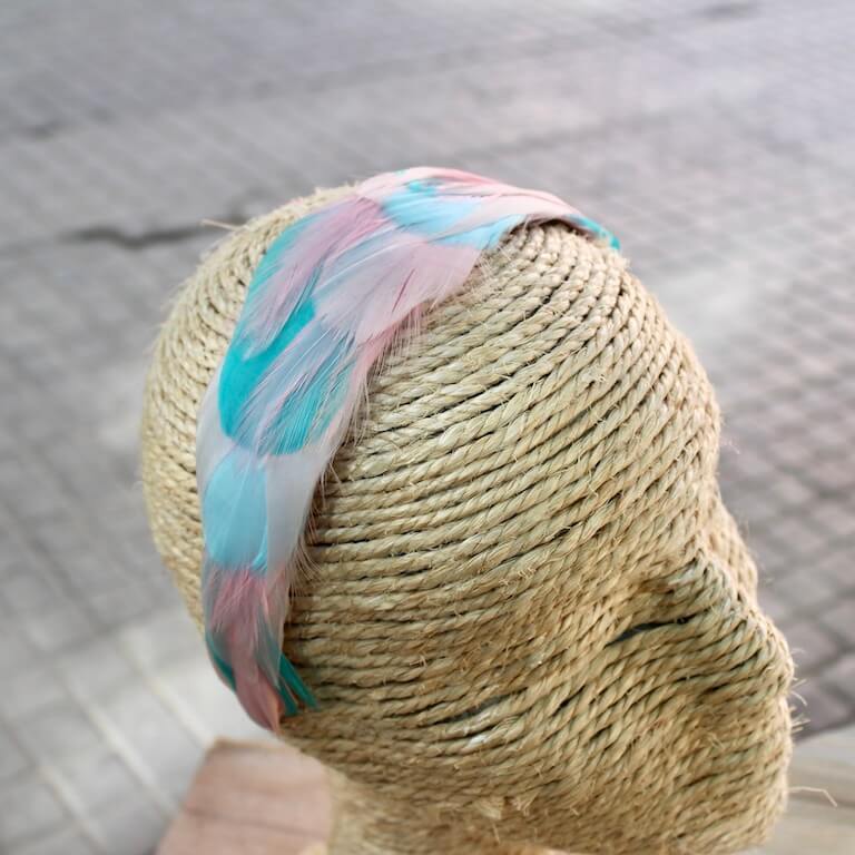 Diadema de plumas en tonos pastel - Imagen 4