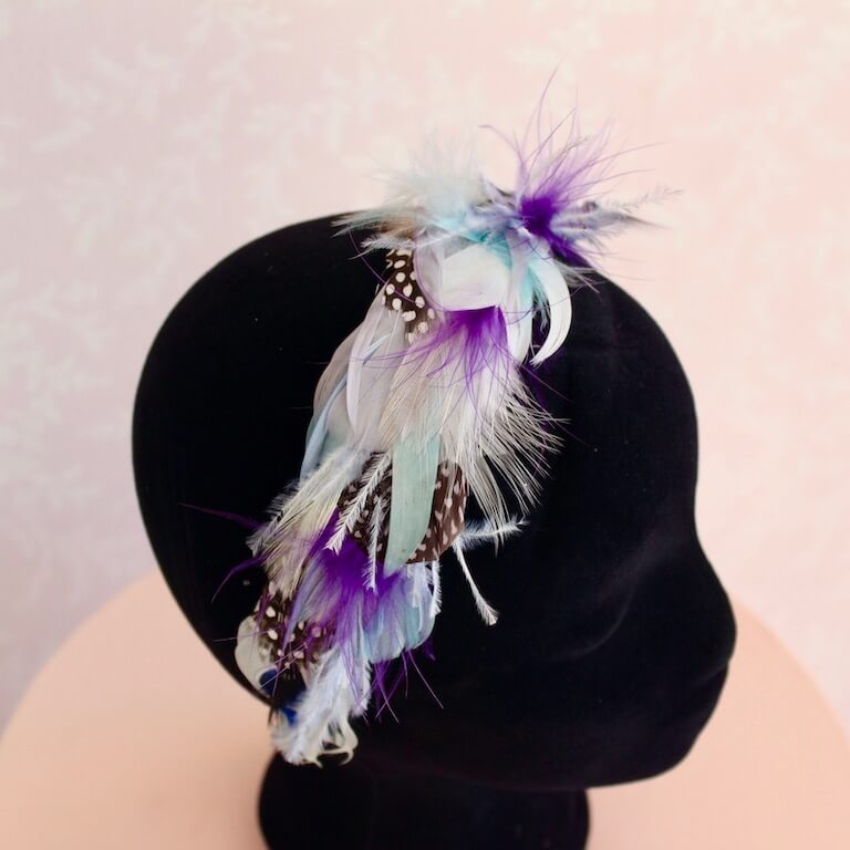 Diadema plana de plumas Egeo