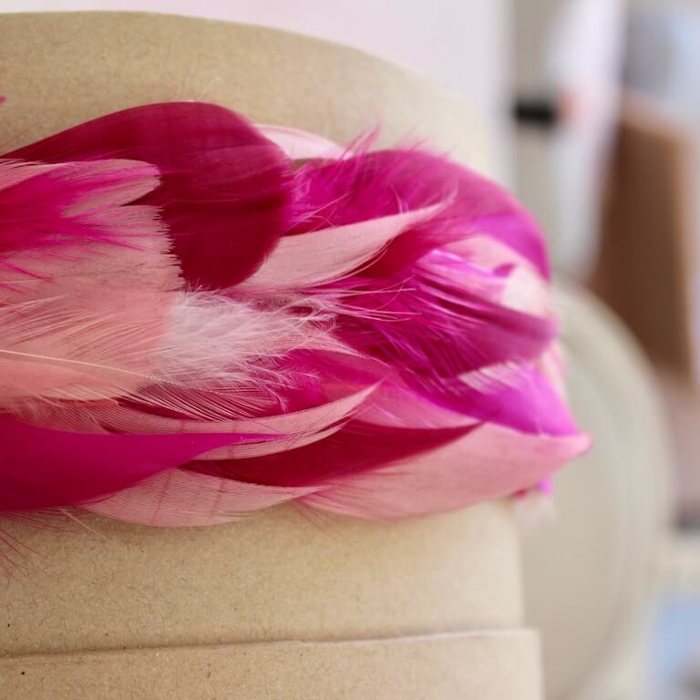 Diadema plana de plumas fucsia - Imagen 3