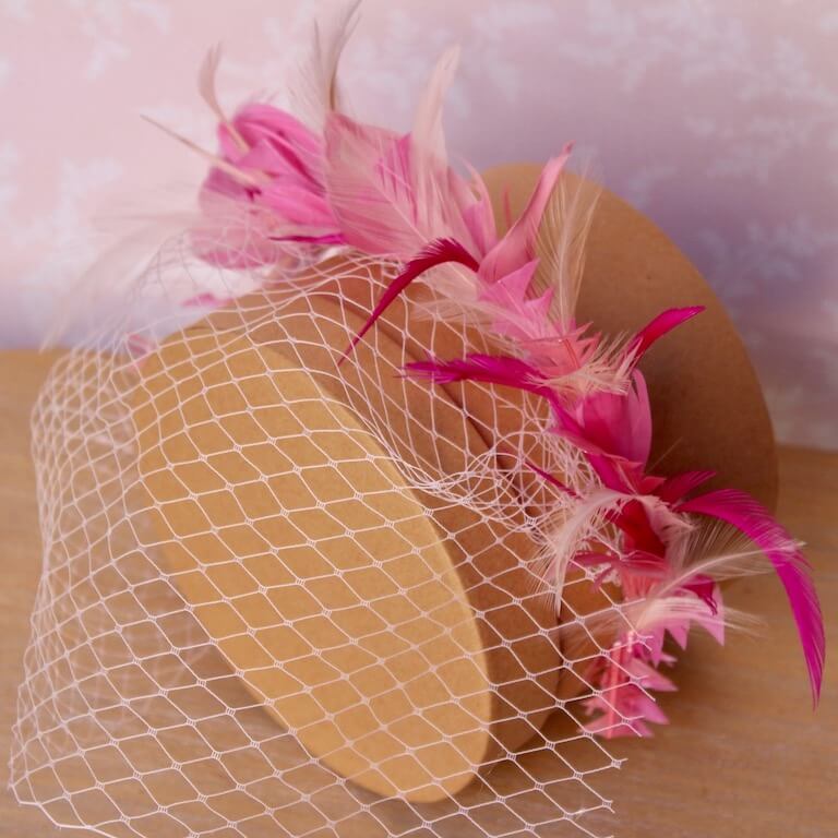 Diadema de plumas rosadas - Imagen 5