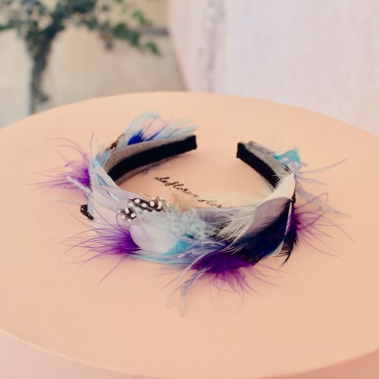 Diadema plana de plumas Egeo - Imagen 4