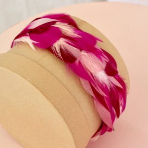 Diadema plana de plumas fucsia