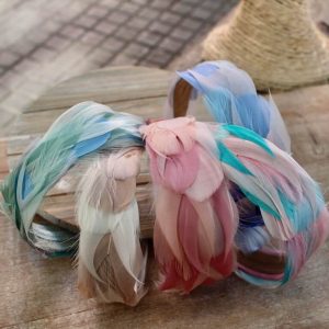 Diadema de plumas en tonos pastel