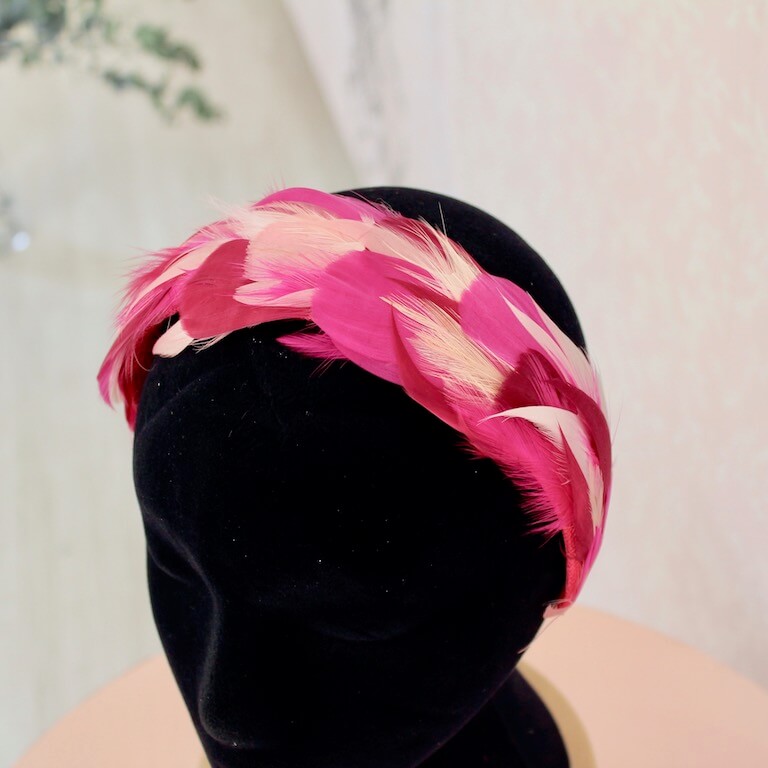 Diadema plana de plumas fucsia - Imagen 4
