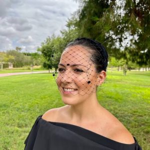 Diadema de plumas con redecilla