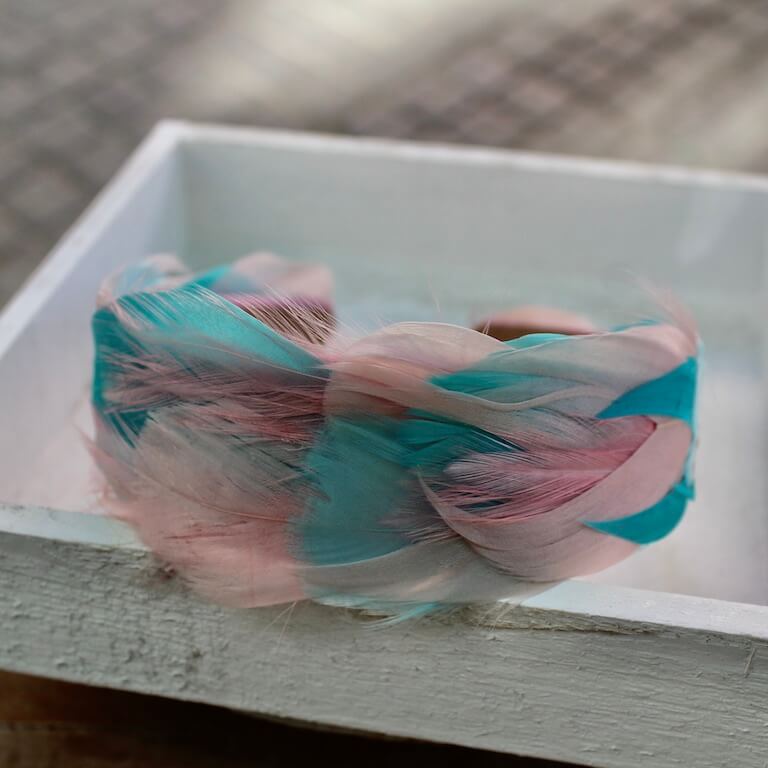 Diadema de plumas en tonos pastel - Imagen 5