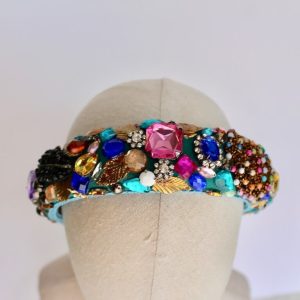 Diadema verde con piedras preciosas