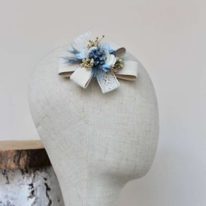 Lazada con flores azules