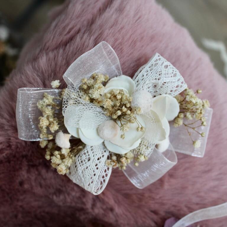 lazo de flores blancas