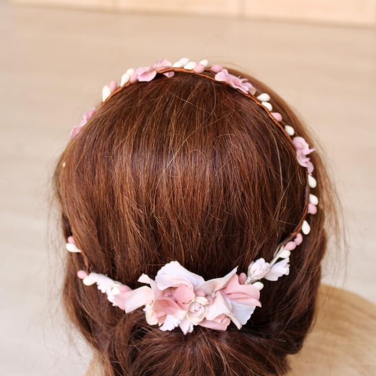 Corona trenzada con flores blancas y rosas - Imagen 9